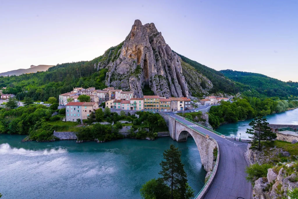 Le rocher de la Baume à Sisteron, un des 100 plus beaux détours de France