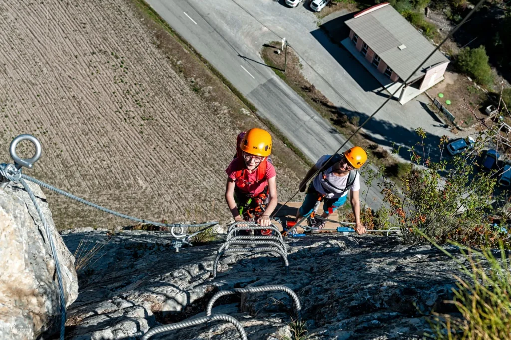 Enfants sur la via ferrata des Alpes au Caire